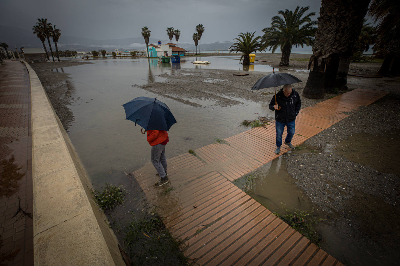 Los paseos marítimos se han inundado y el mobiliario urbano ha quedado muy dañado. Los ayuntamientos pedirán a Costas ayudas de emergencia para salvar el verano