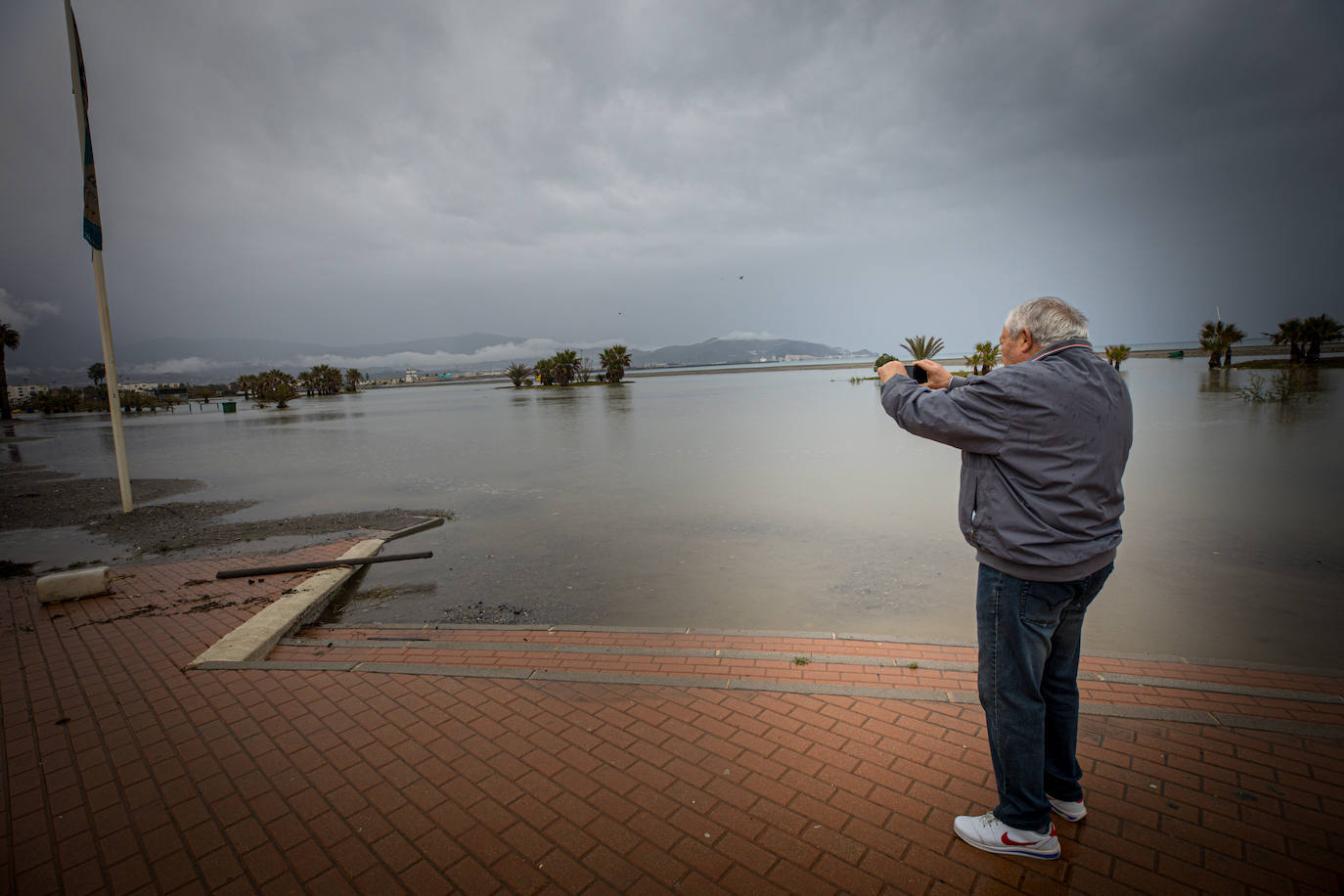 Los paseos marítimos se han inundado y el mobiliario urbano ha quedado muy dañado. Los ayuntamientos pedirán a Costas ayudas de emergencia para salvar el verano