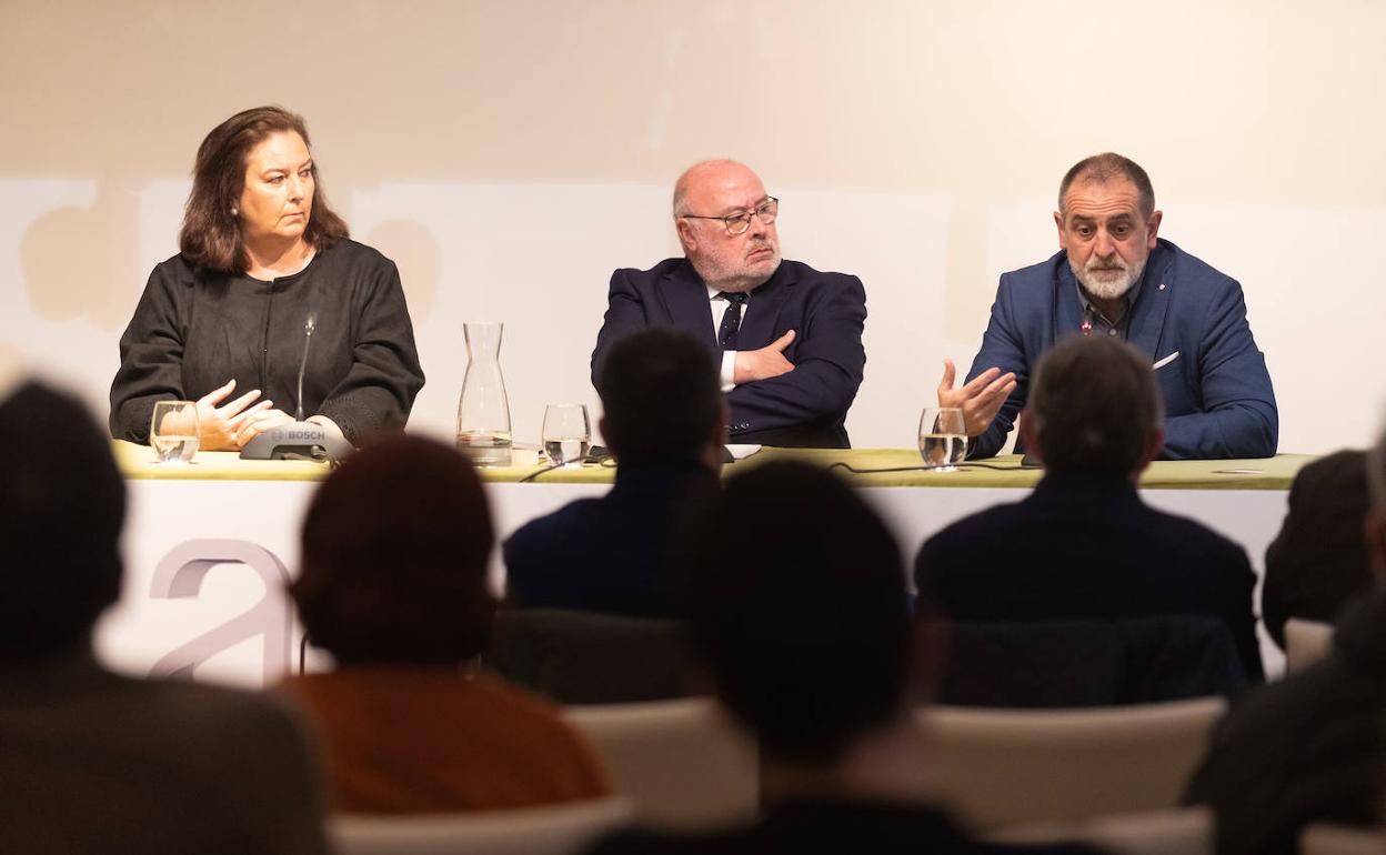 Maite Araluce y Eduardo Peralta atienden al testimonio de Óscar Beltrán de Otálora.