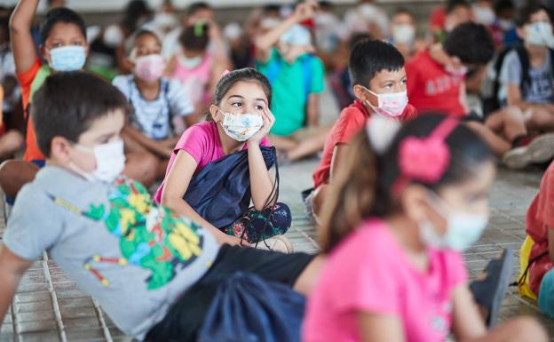 Andalucía propone quitar mascarillas en las aulas pero lo ve «prematuro» en otros entornos