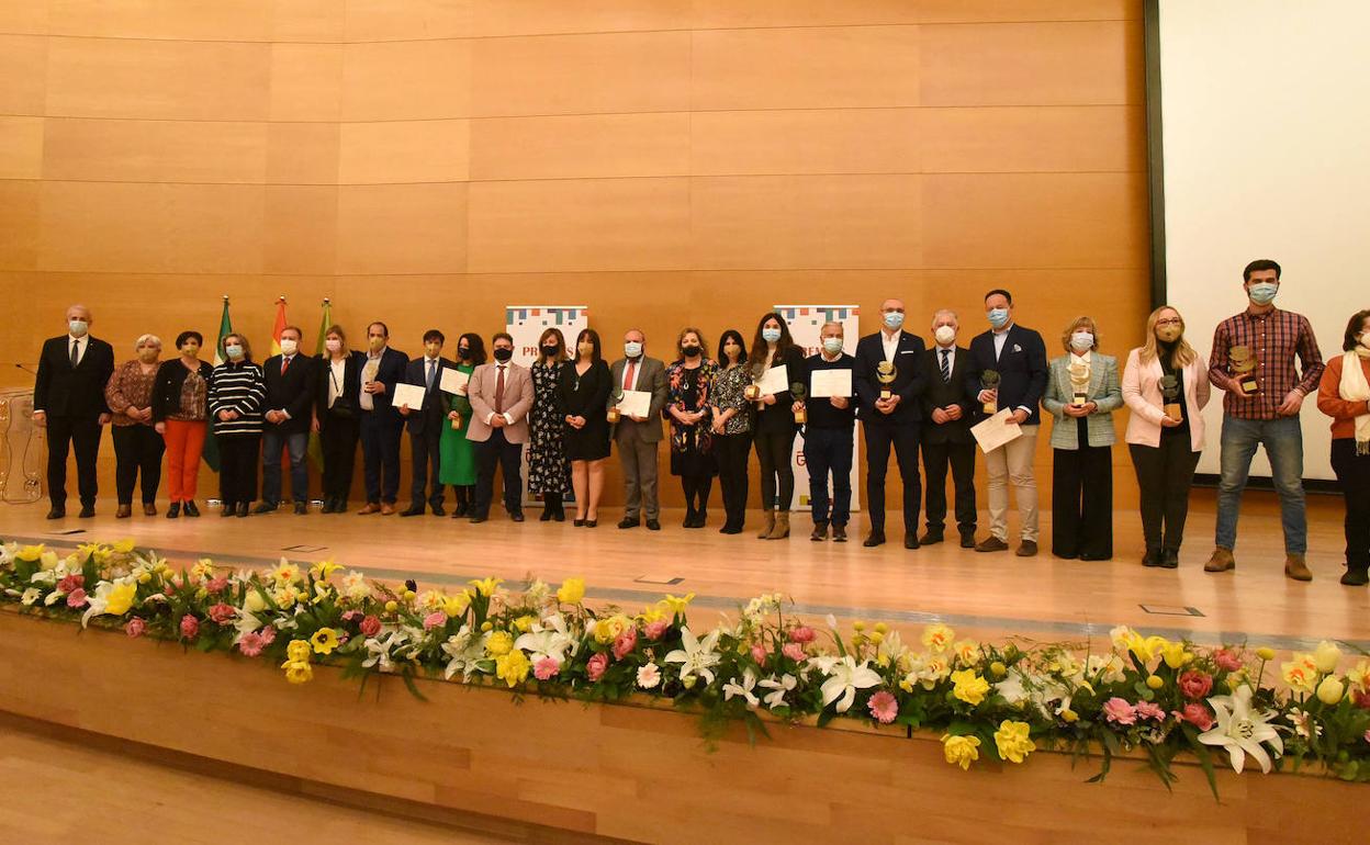 Foto de familia de los premiados. 