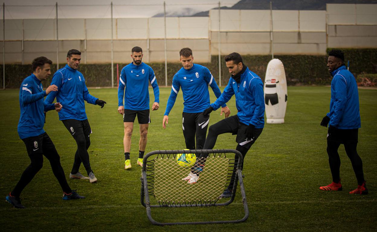 Montoro, Gonalons y Arias trabajan con sus compañeros. 