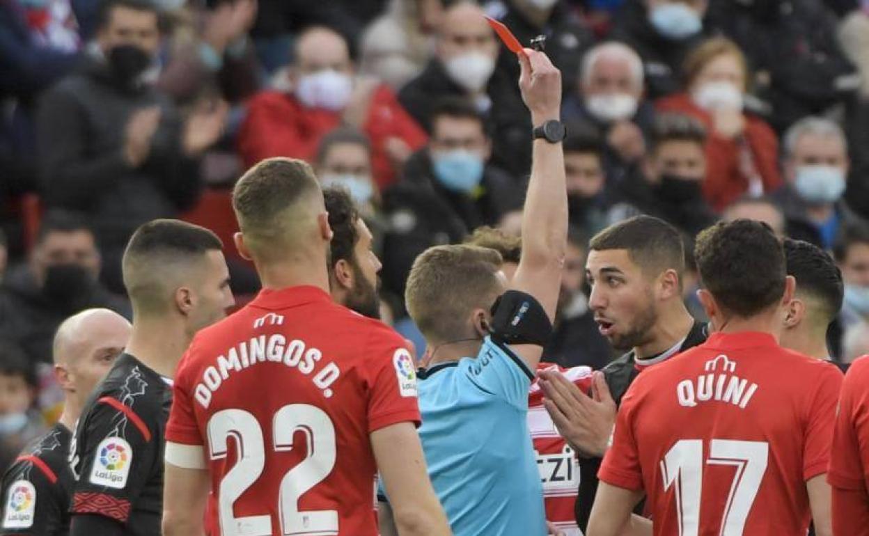 Hernández Hernández expulsa a Comesaña, del Rayo, en el partido del Granada. 