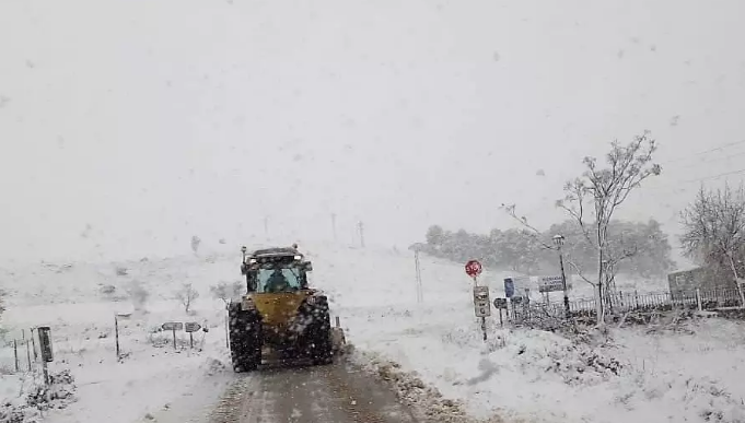 Trabajos en las carreteras almerienses para retirar la nieve.