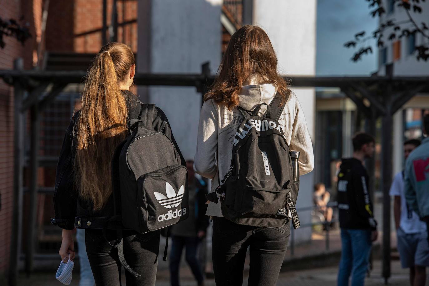 Dos alumnas acuden al instituto. 