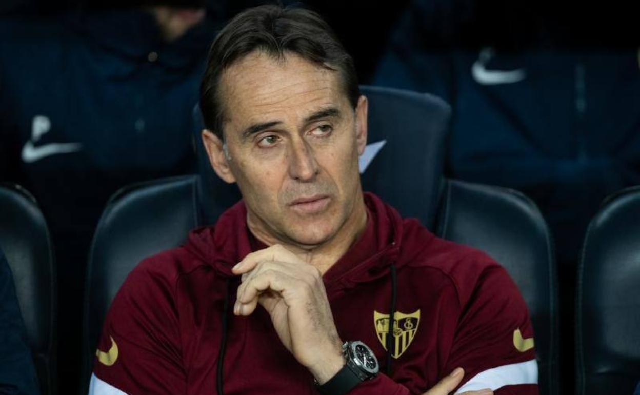 Julen Lopetegui reflexiona durante la derrota en el Camp Nou. 