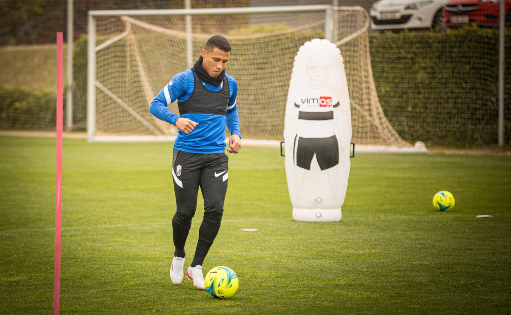 Darwin Machís juega un balón en el entrenamiento de este miércoles con el equipo. 