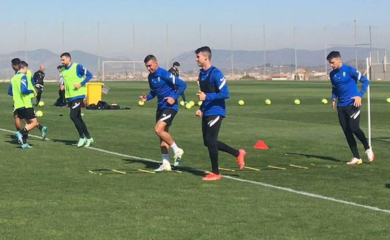 Dani Raba, en el centro, calienta junto a Myrto Uzuni. 