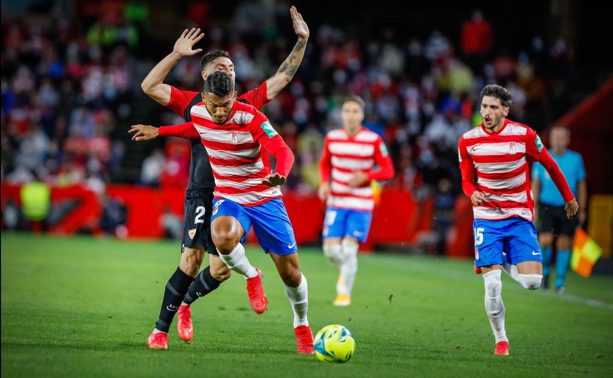 Luis Suárez esquiva a un rival del Sevilla en el partido de la primera vuelta. 