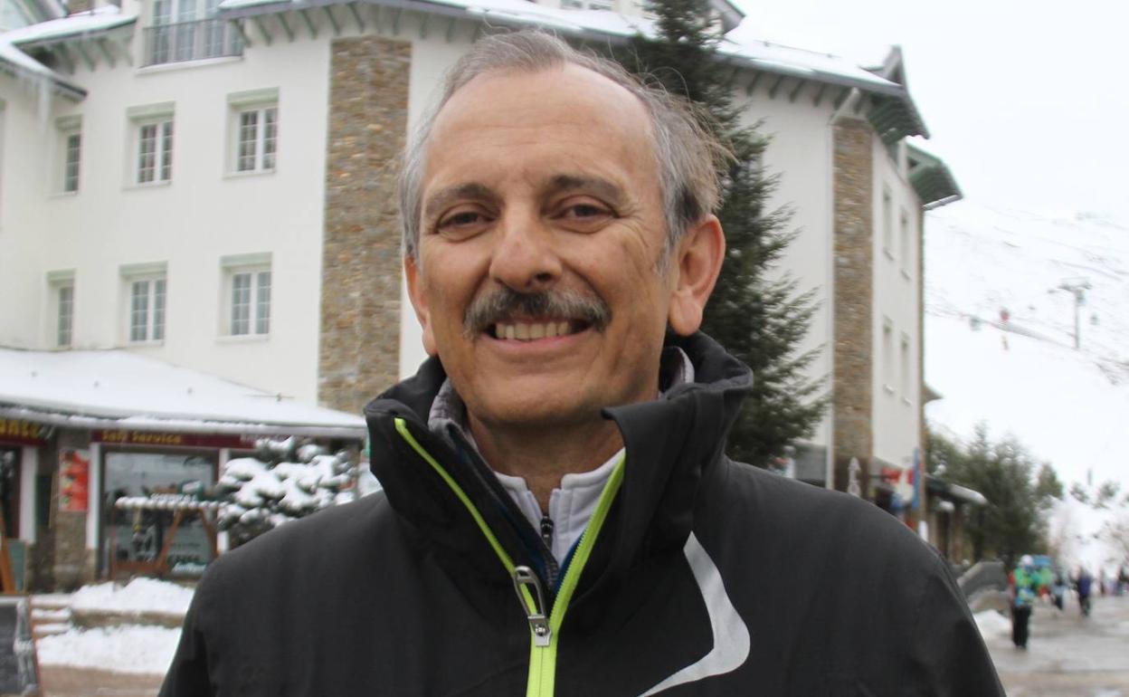 Juan Luis Hernandez, expresidente de la FADI, en una visita a Sierra Nevada en 2013. 