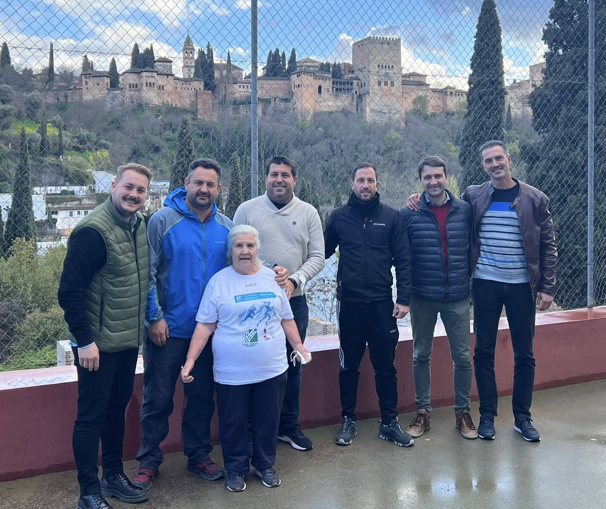 Los miembros del Comité Organizador junto a la madrina de la carrera, Mari Buendía, persona muy querida por la familia avemariana. 