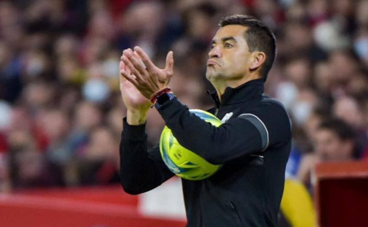 Rubén Torrecilla aplaude a sus futbolistas.