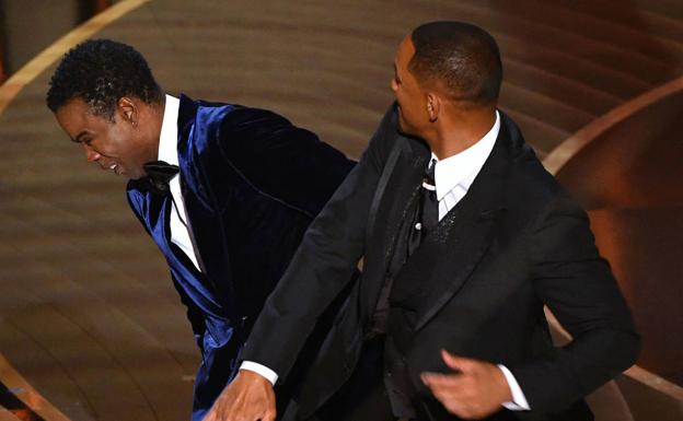 Will Smith abofetea al cómico Chris Rock durante la última gala de los Oscar.