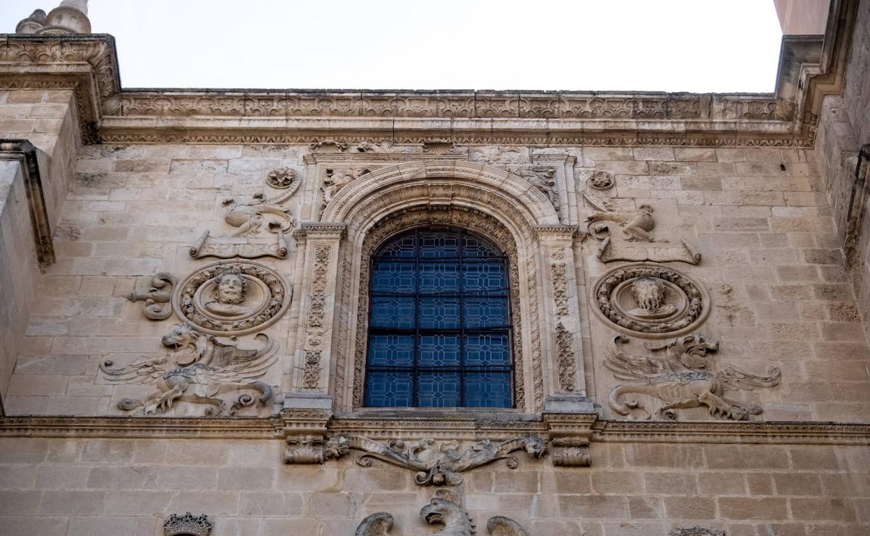 Los cambios climatícos afectan a la fachada de San Jerónimo. 