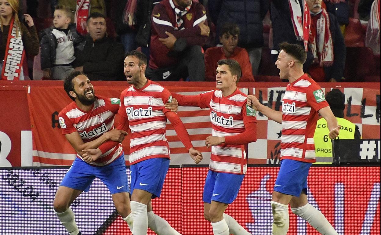 Germán, Soro y Petrovic felicitan a Víctor Díaz. 