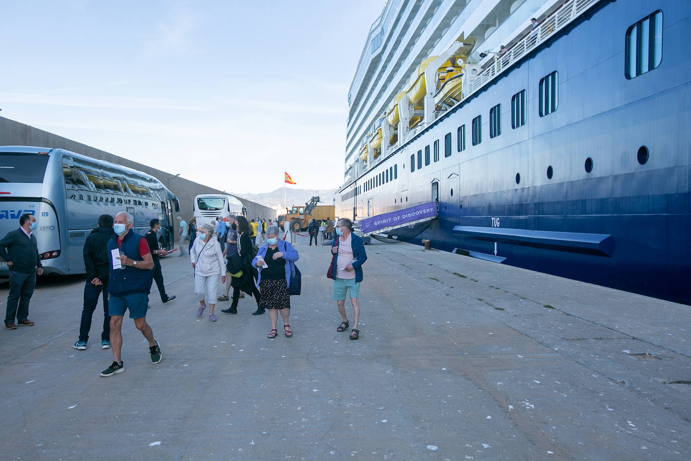 Llegada del Crucero Spirit of Discovery a la dársena motrileña, con 620 pasajeros y 459 tripulantes