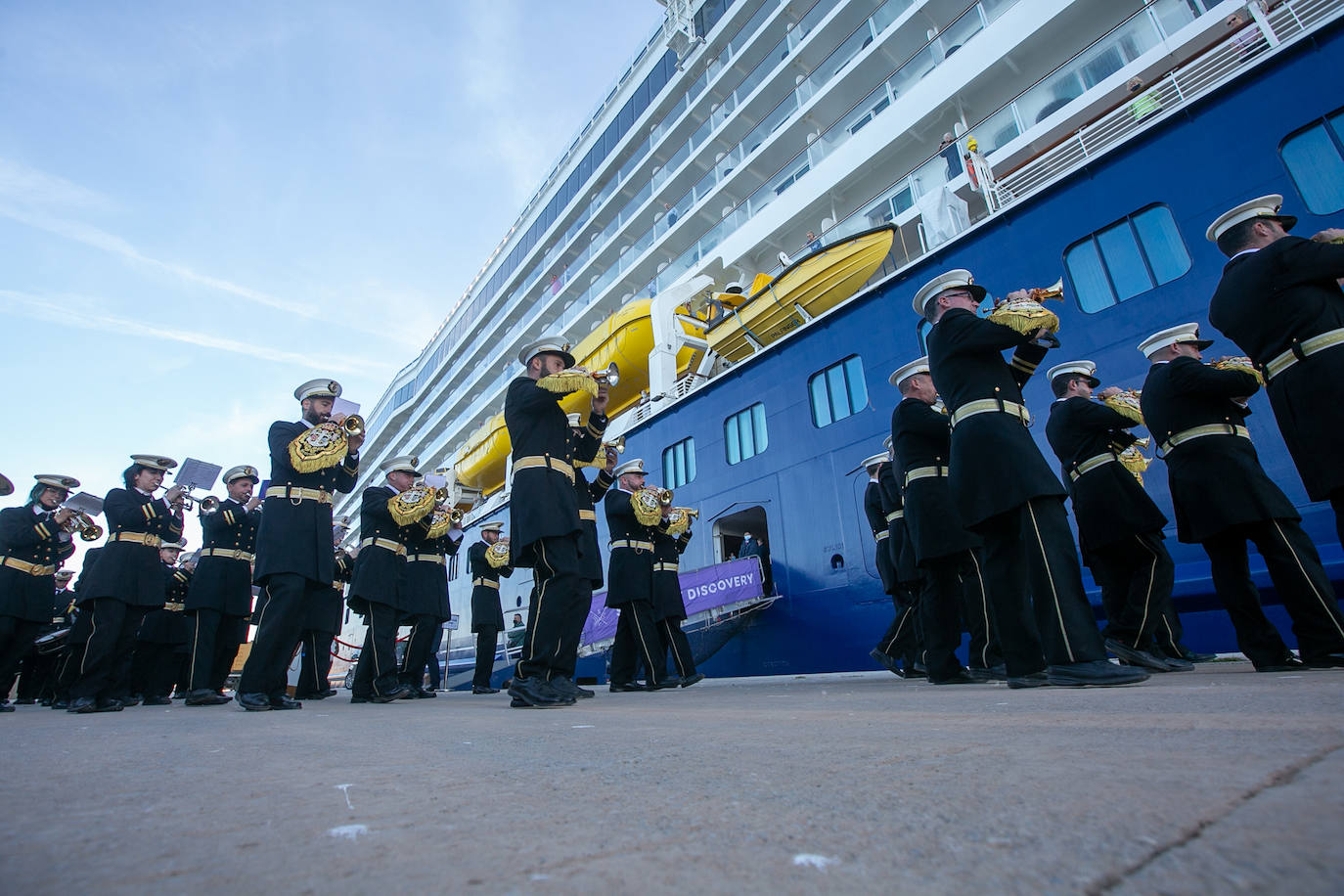 Llegada del Crucero Spirit of Discovery a la dársena motrileña, con 620 pasajeros y 459 tripulantes