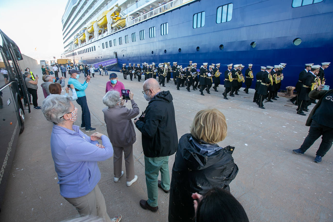 Llegada del Crucero Spirit of Discovery a la dársena motrileña, con 620 pasajeros y 459 tripulantes