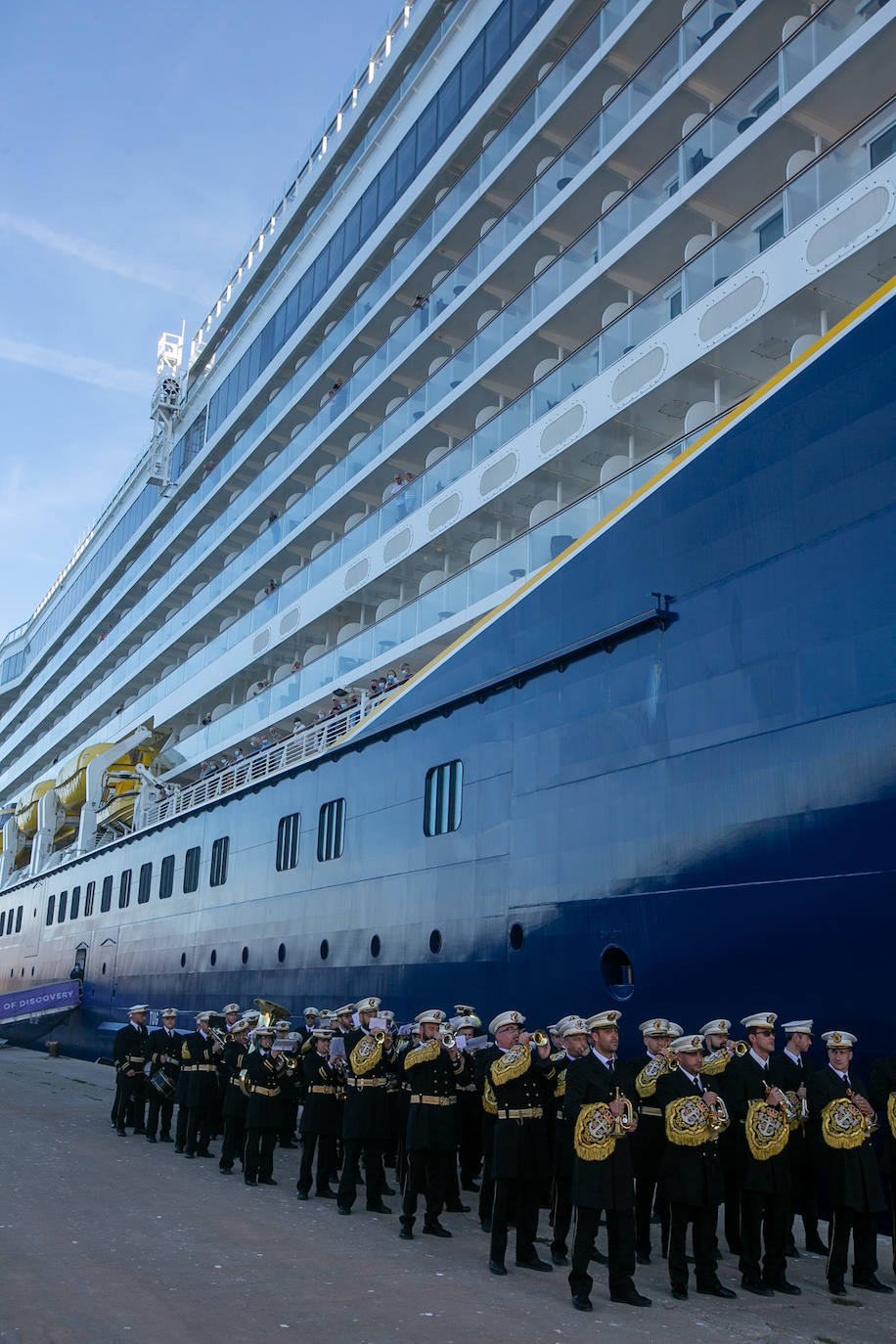 Llegada del Crucero Spirit of Discovery a la dársena motrileña, con 620 pasajeros y 459 tripulantes