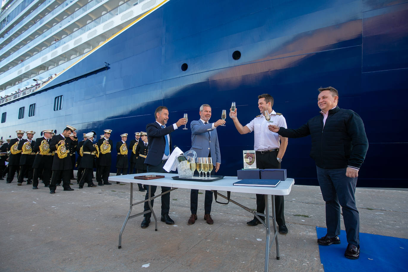 Llegada del Crucero Spirit of Discovery a la dársena motrileña, con 620 pasajeros y 459 tripulantes