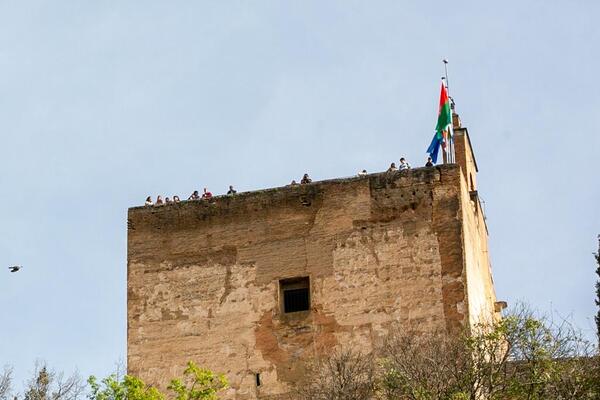 Turistas contemplan las Maravillas desde la Torre de la Vela