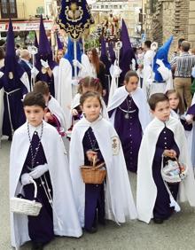 Imagen secundaria 2 - Detalles del momento de la procesión. 