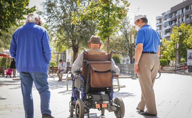 Varios jubilados de paseo