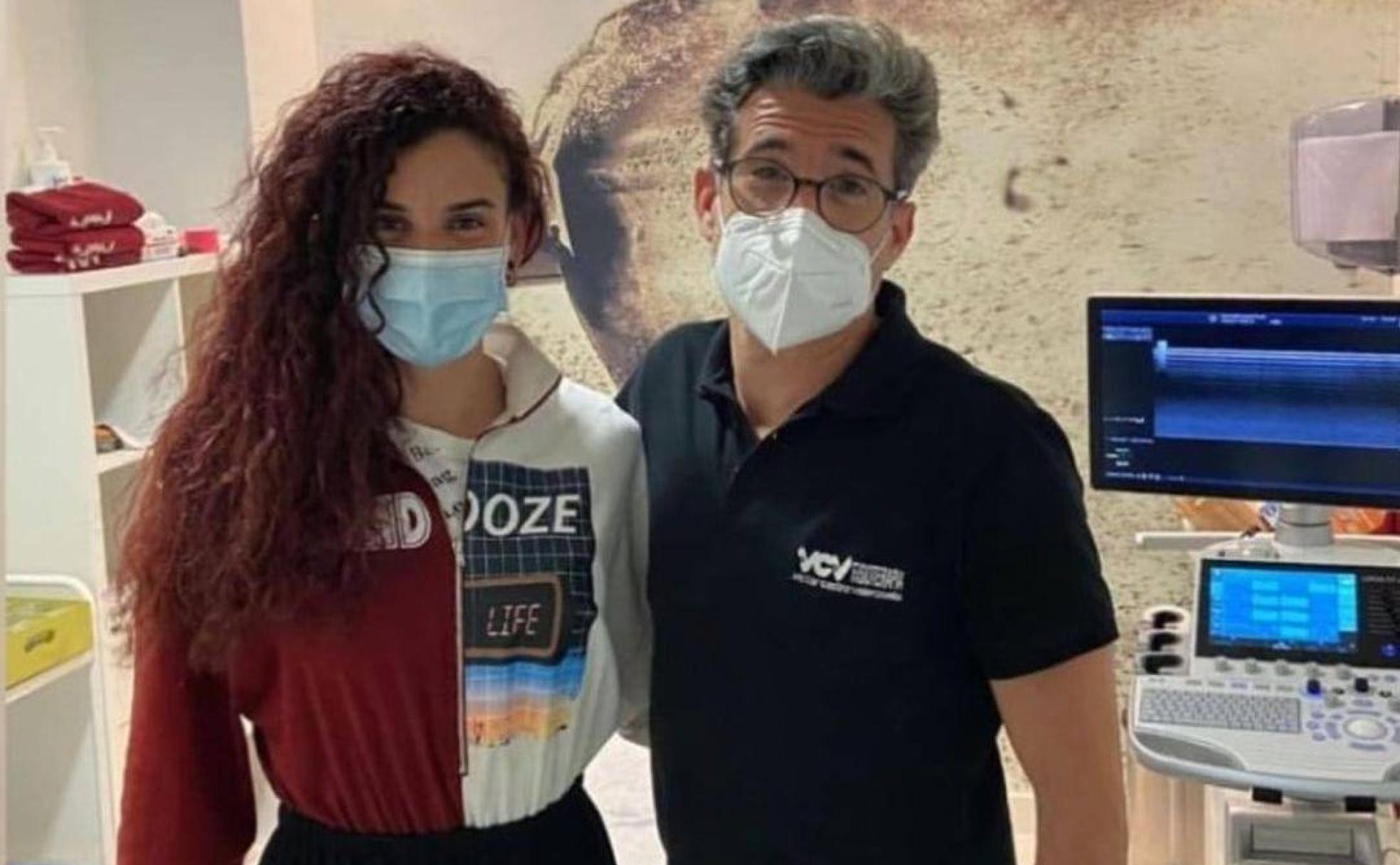 Laura Bueno, junto al doctor David López Capapé que le operará.