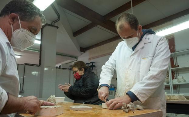 Imagen principal - Currando en el taller de cerámica del Centro Albayzín. 