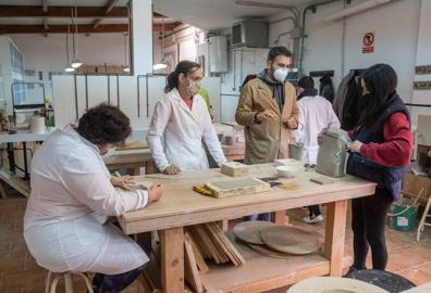 Imagen secundaria 1 - Currando en el taller de cerámica del Centro Albayzín. 