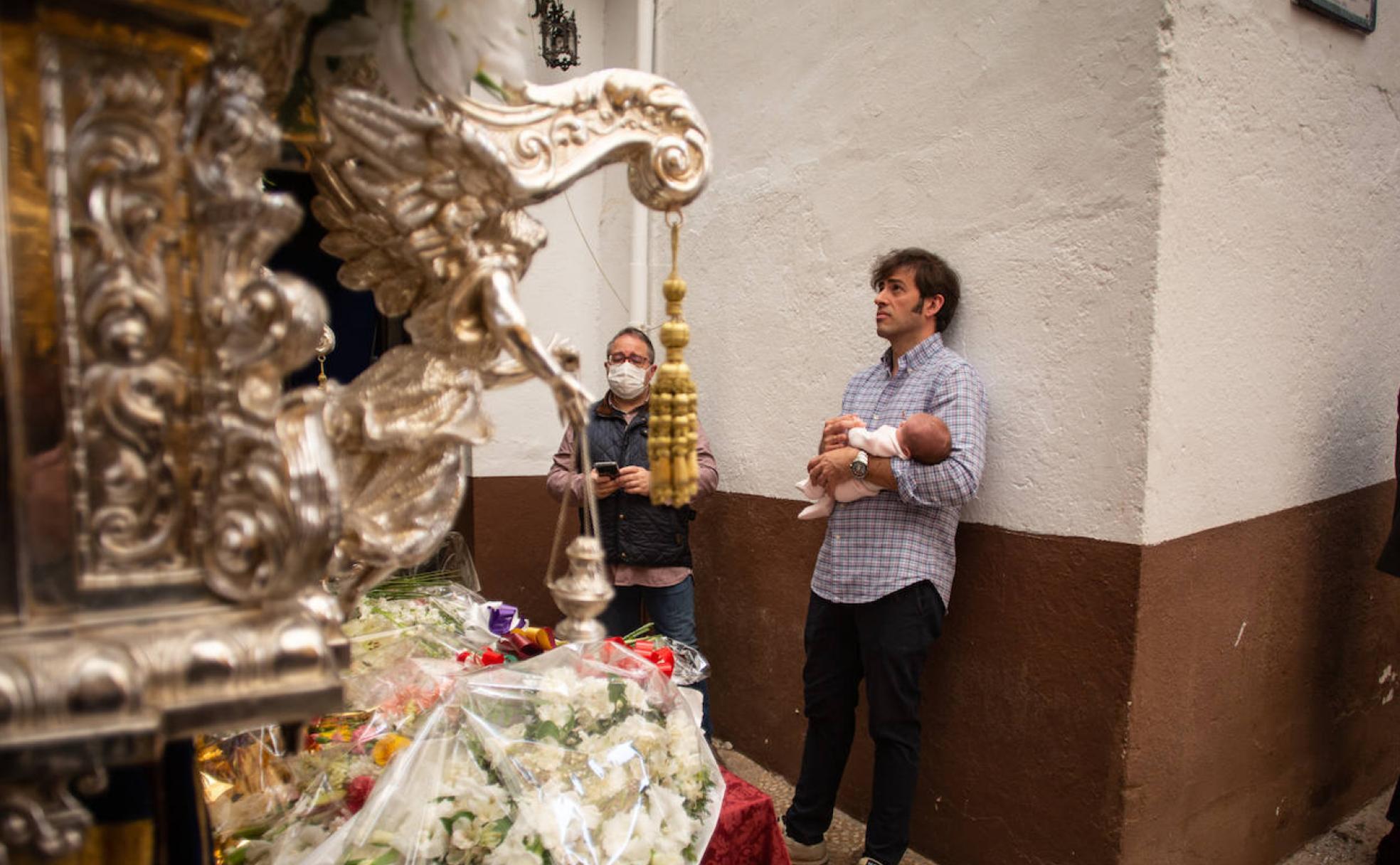 Una escena entrañabale del Lunes Santo por la mañana en Oración en el Huerto.