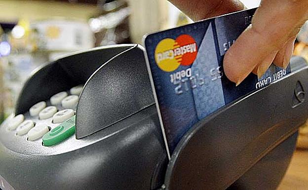 Un repartidor de comida saquea 18.000 euros de la tarjeta de un anciano al ver el número en el datáfono