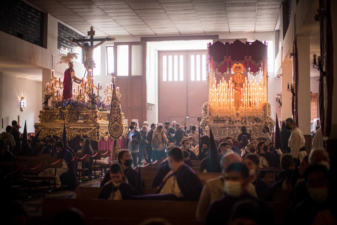 La hermandad del Zaidín desafió el tiempo de este Martes Santo tras dos aplazamientos