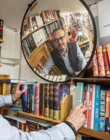 Imagen secundaria 2 - La Librería Flash de Plaza de la Trinidad, en el 2000. La Flash de San Antón, en 1999. Y Lupiáñez, en la actualidad, mirando por el 'retrovisor' de la tienda.