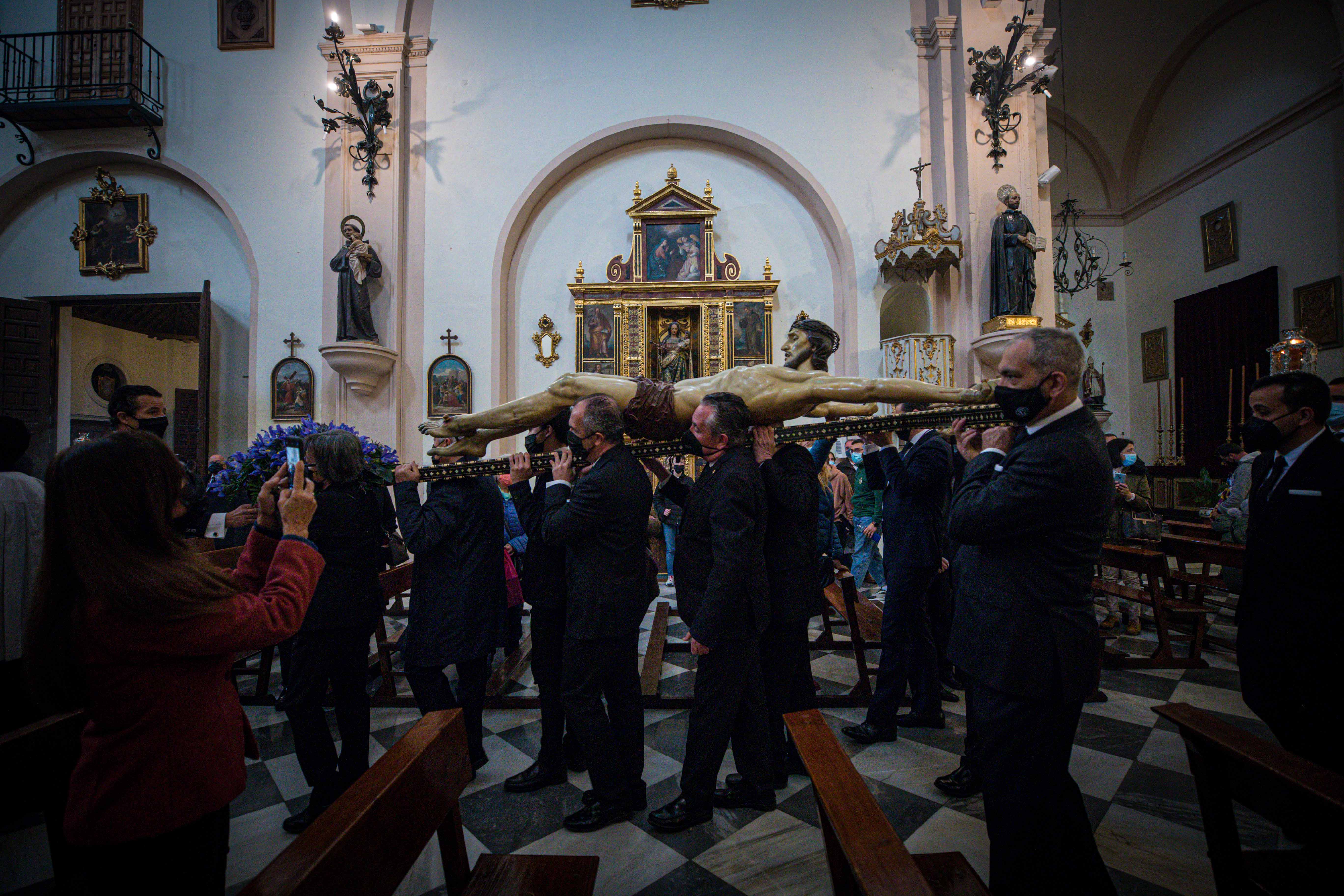 Las mejores imágenes de la popular imagen de la madrugá del Viernes Santo en Granada camino de San Pedro y San Pablo