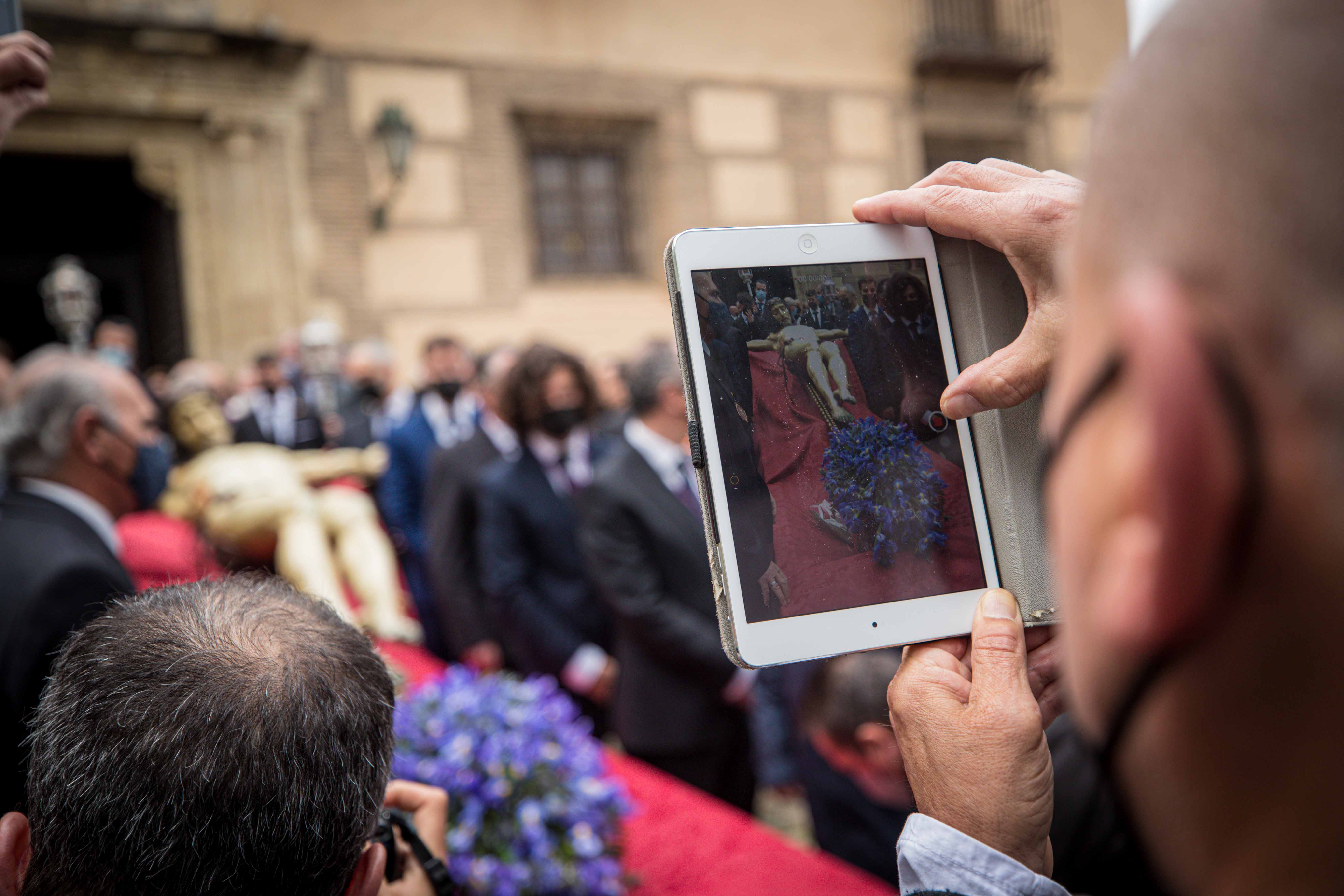 Las mejores imágenes de la popular imagen de la madrugá del Viernes Santo en Granada camino de San Pedro y San Pablo