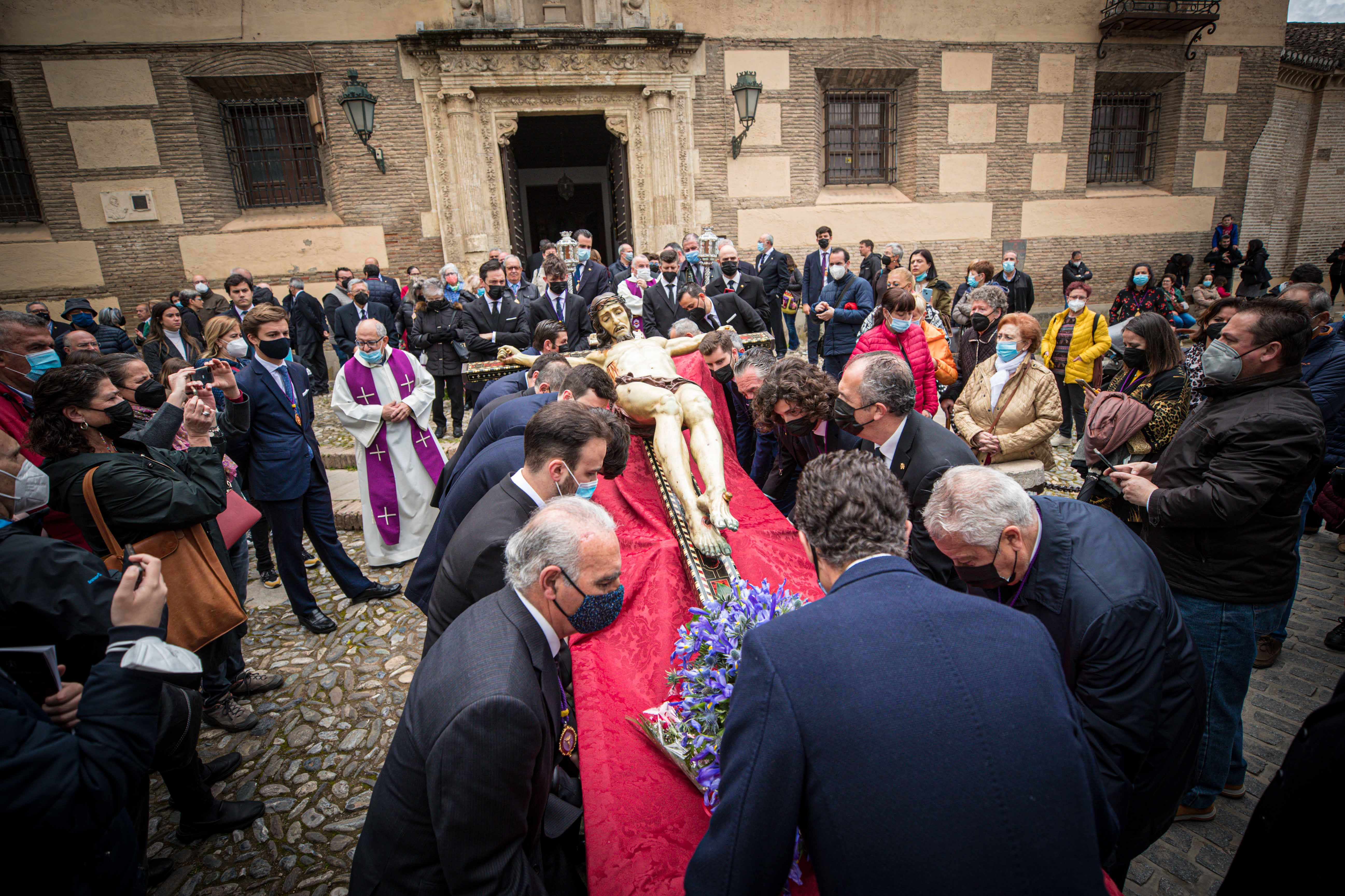 Las mejores imágenes de la popular imagen de la madrugá del Viernes Santo en Granada camino de San Pedro y San Pablo