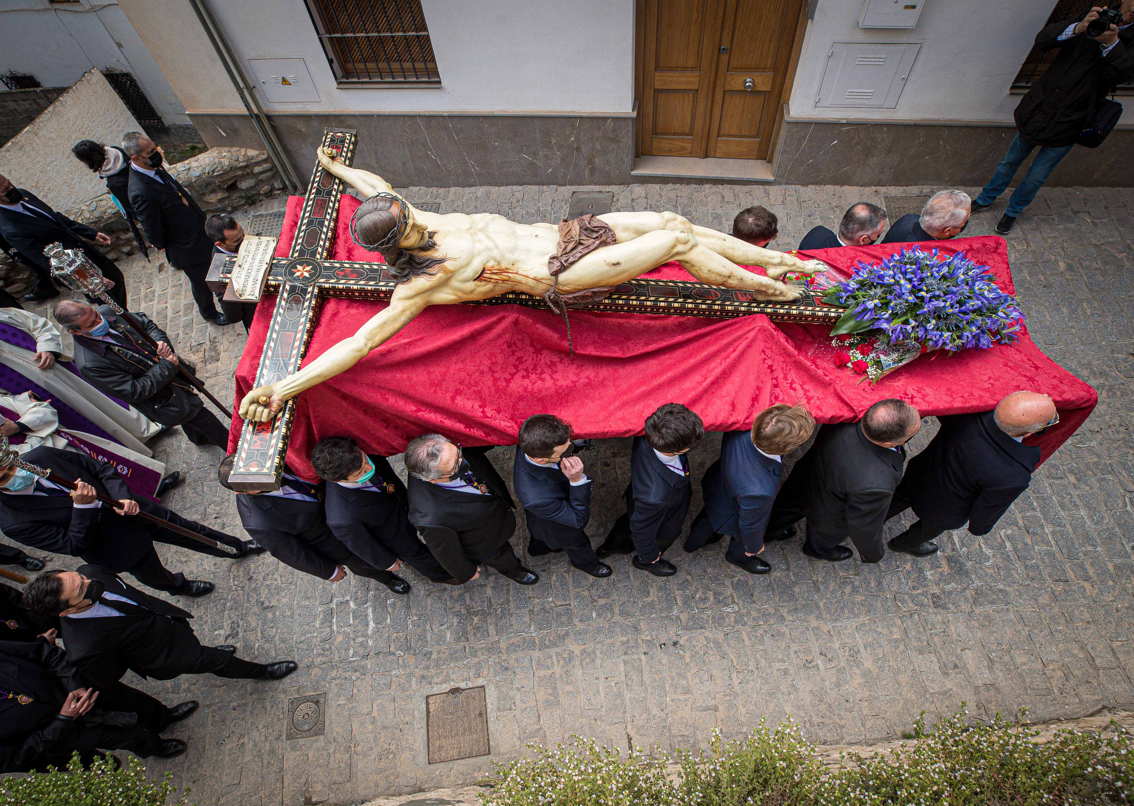 Las mejores imágenes de la popular imagen de la madrugá del Viernes Santo en Granada camino de San Pedro y San Pablo