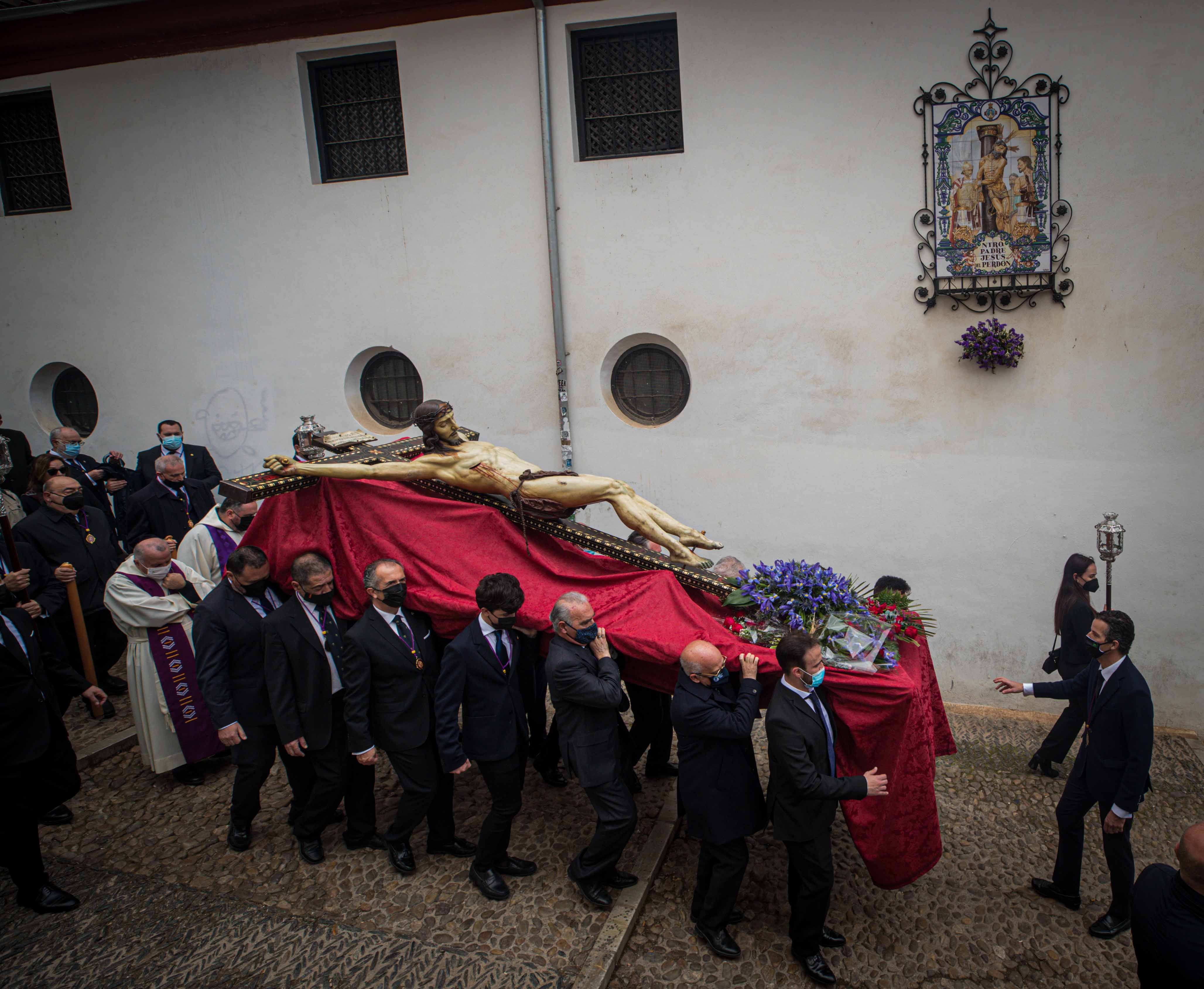 Las mejores imágenes de la popular imagen de la madrugá del Viernes Santo en Granada camino de San Pedro y San Pablo