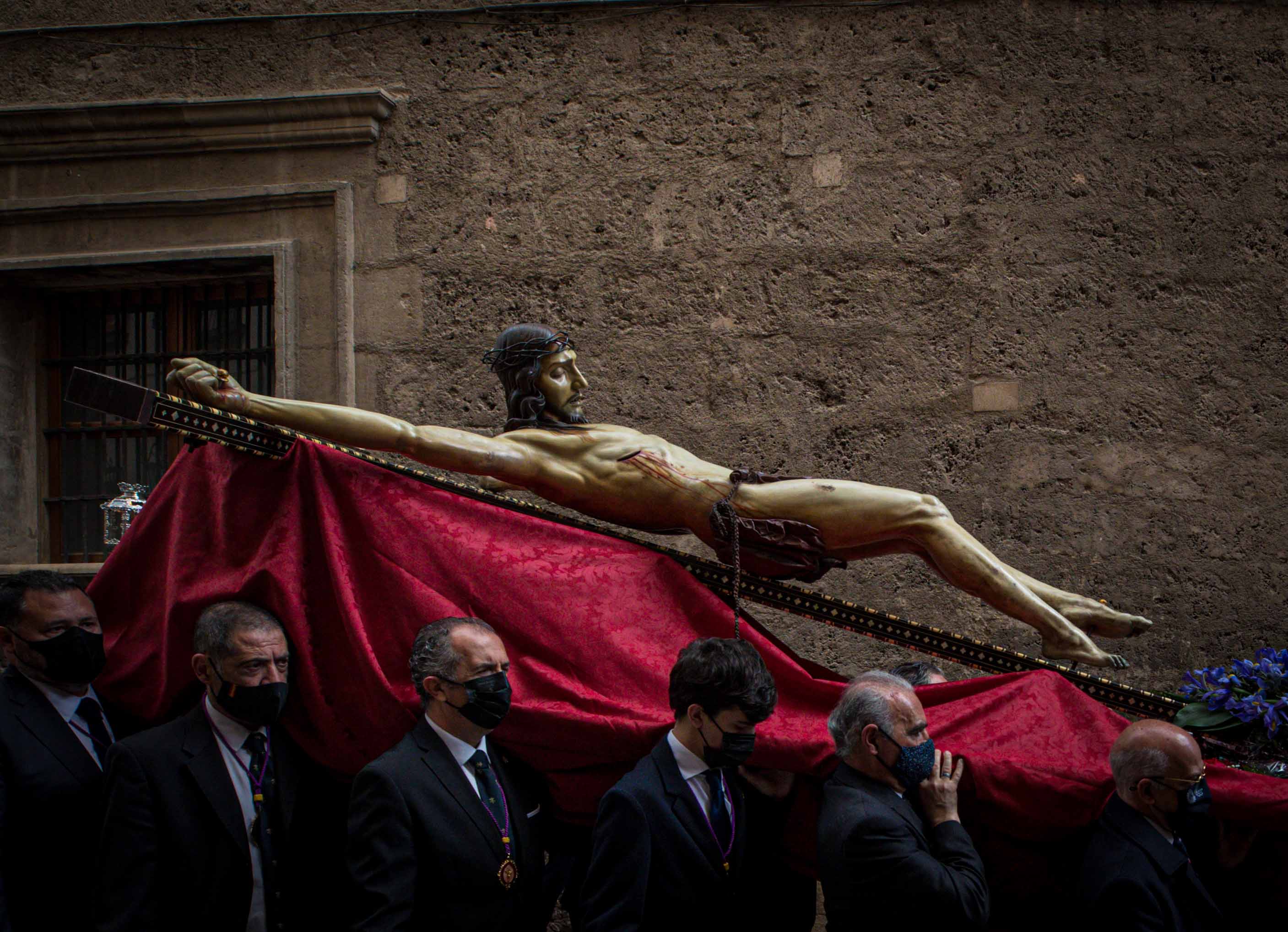 Las mejores imágenes de la popular imagen de la madrugá del Viernes Santo en Granada camino de San Pedro y San Pablo