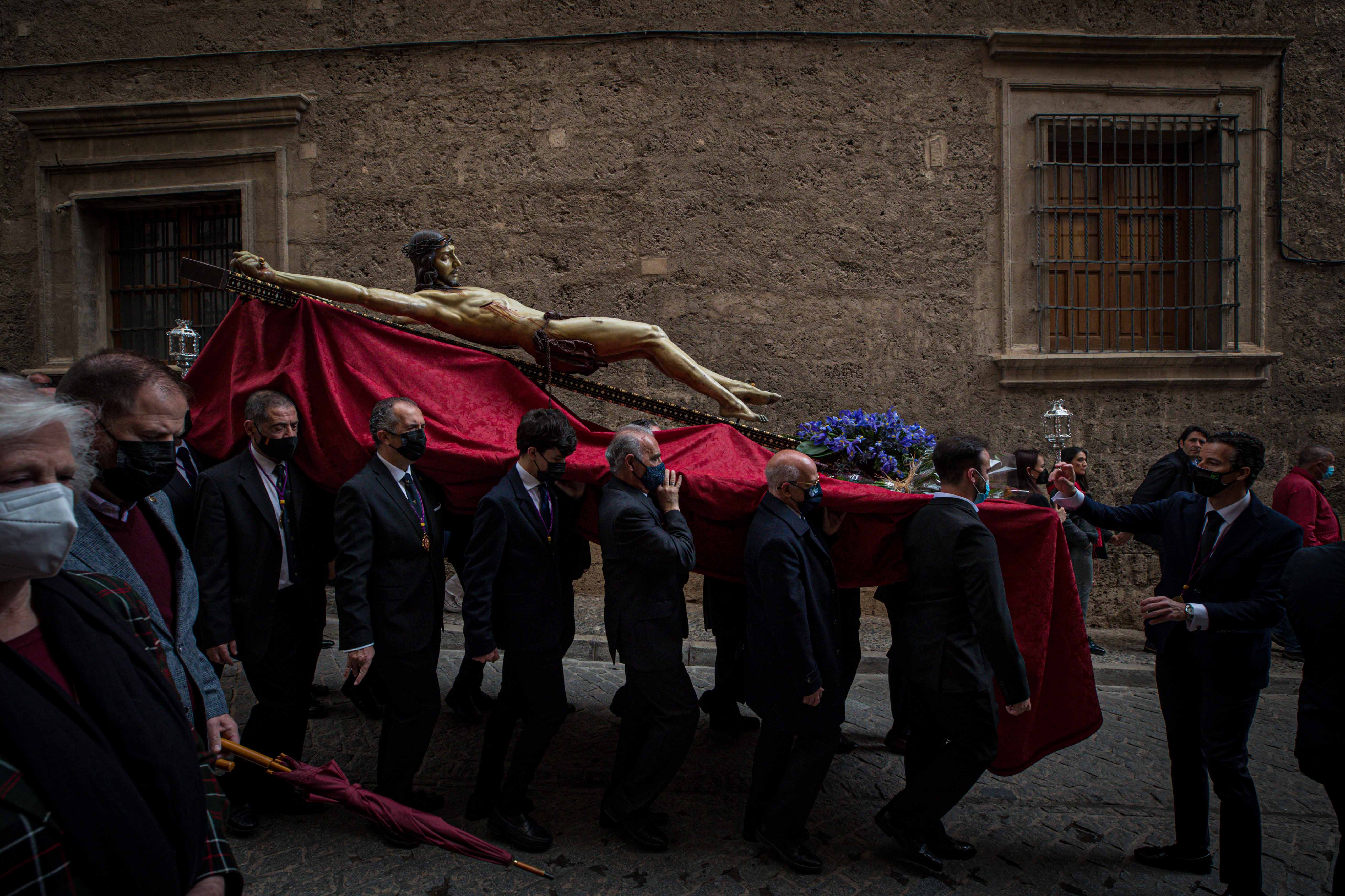 Las mejores imágenes de la popular imagen de la madrugá del Viernes Santo en Granada camino de San Pedro y San Pablo