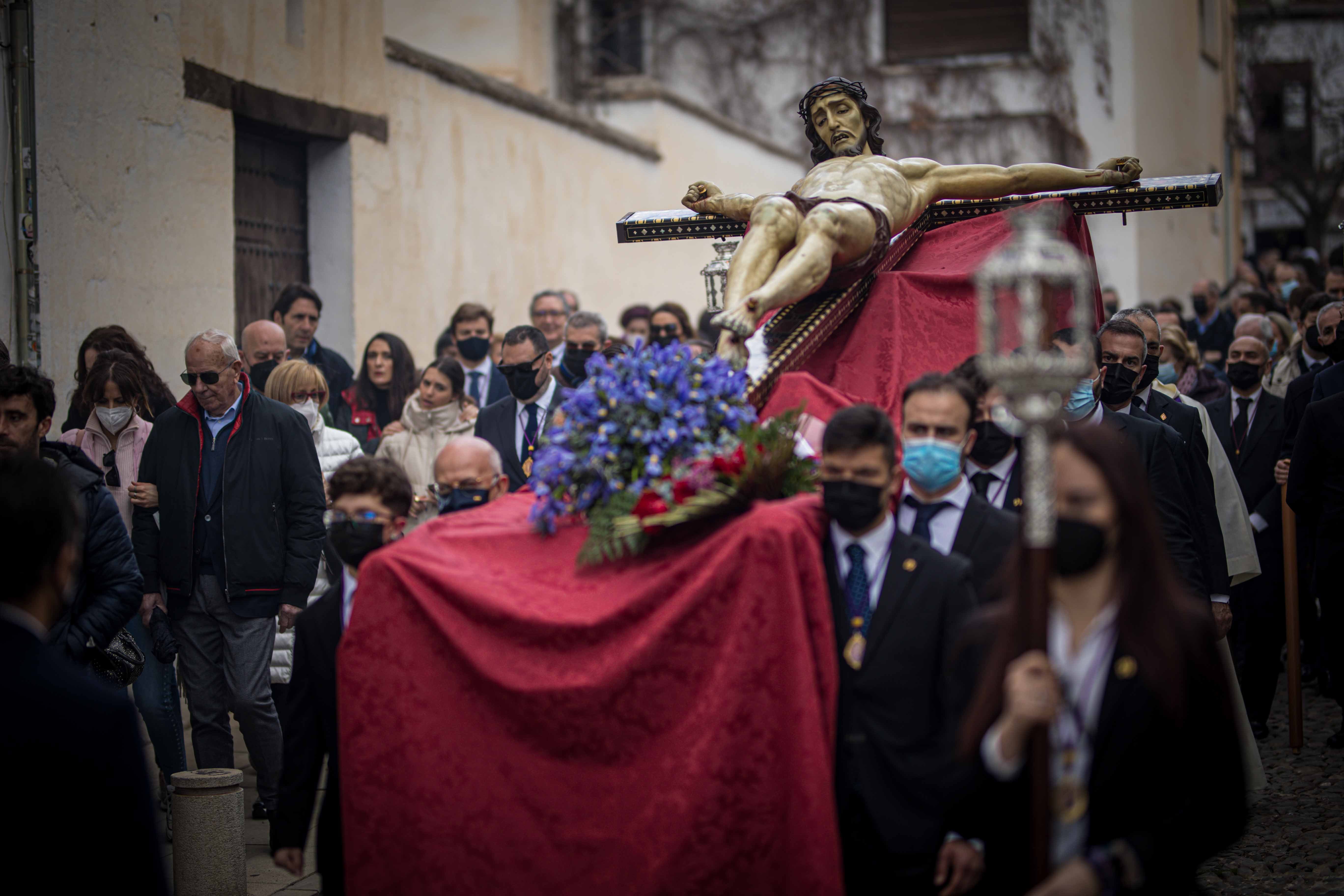 Las mejores imágenes de la popular imagen de la madrugá del Viernes Santo en Granada camino de San Pedro y San Pablo