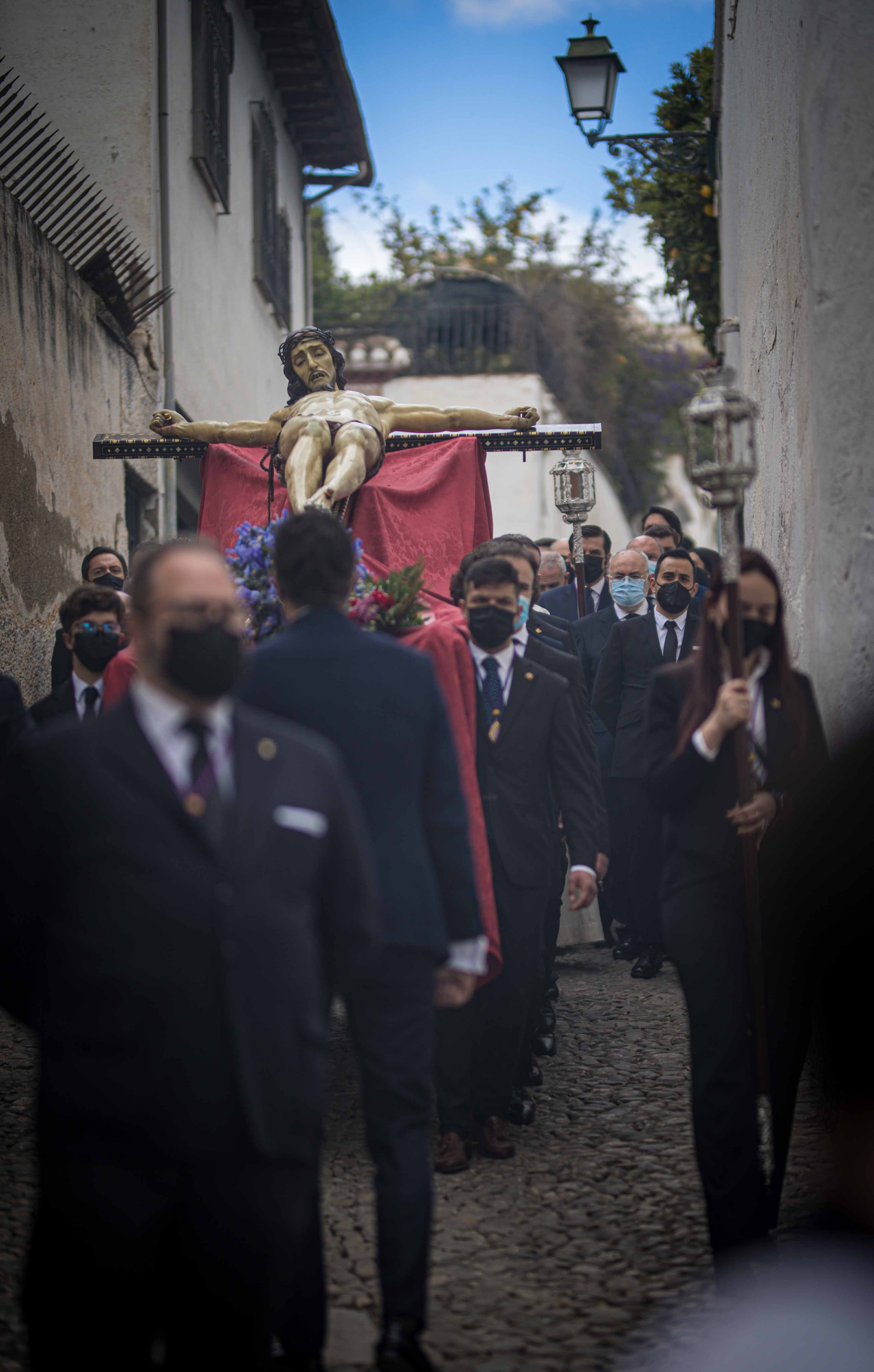 Las mejores imágenes de la popular imagen de la madrugá del Viernes Santo en Granada camino de San Pedro y San Pablo