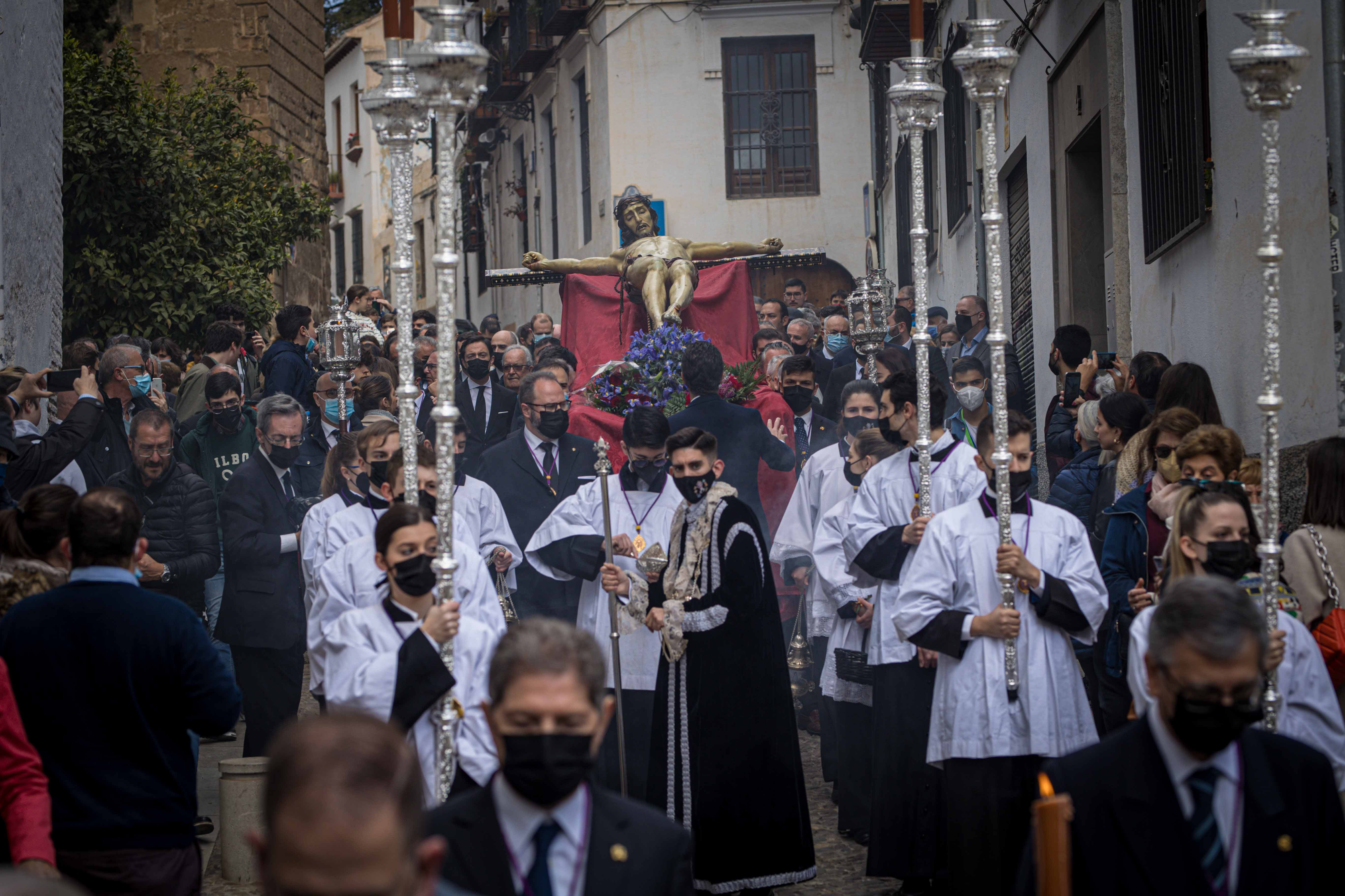 Las mejores imágenes de la popular imagen de la madrugá del Viernes Santo en Granada camino de San Pedro y San Pablo