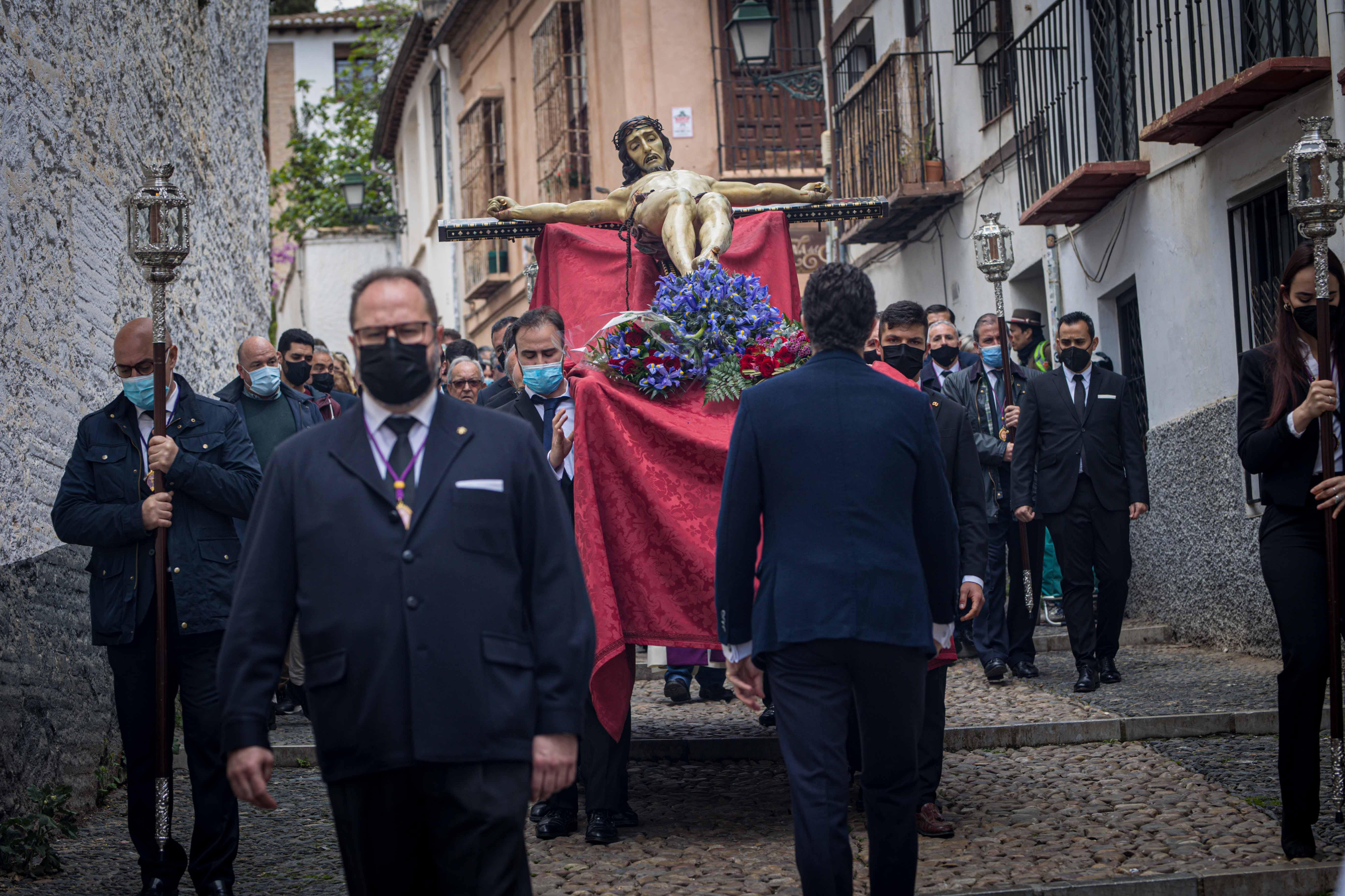 Las mejores imágenes de la popular imagen de la madrugá del Viernes Santo en Granada camino de San Pedro y San Pablo