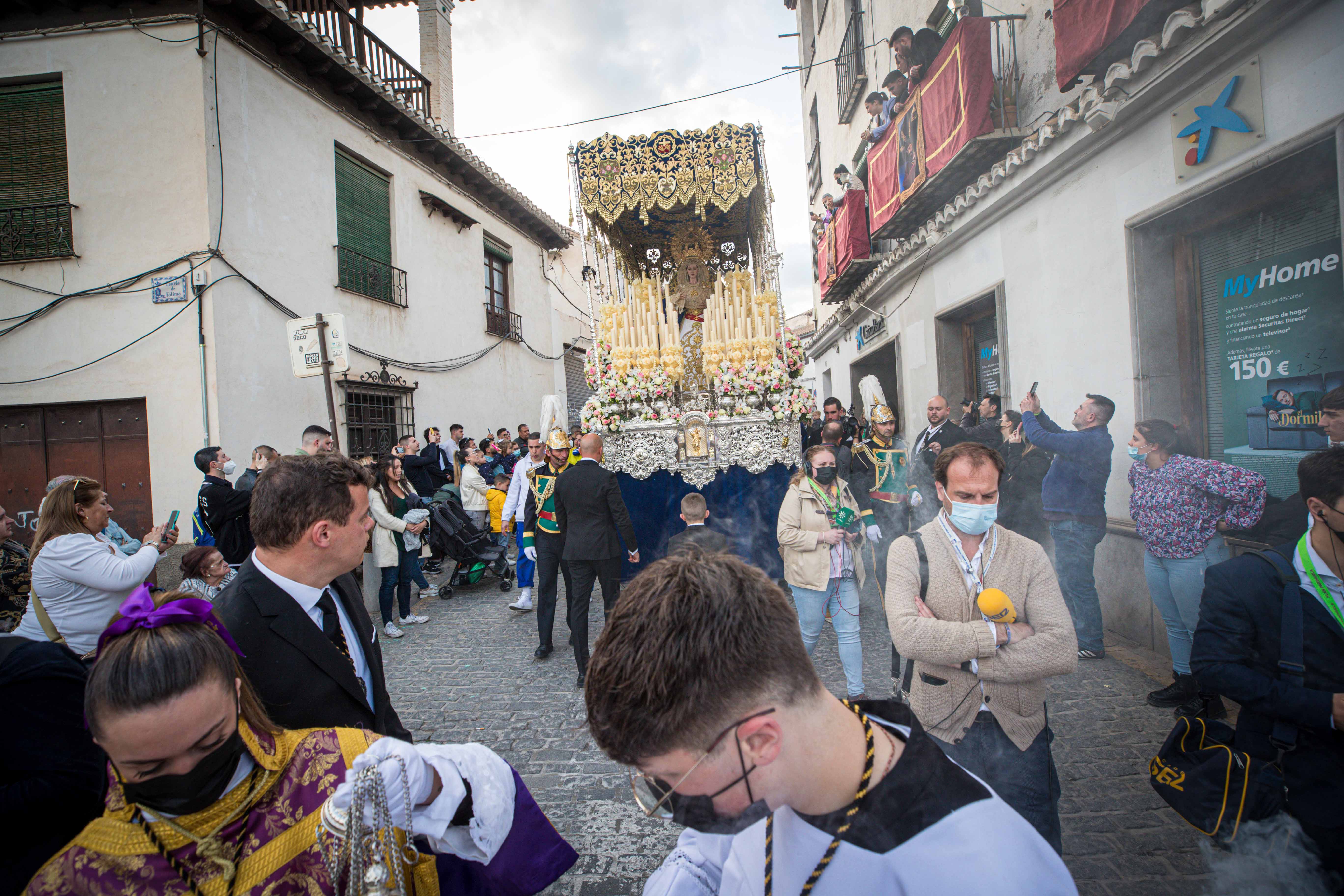 Fotos: La Estrella luce sus colores por el Albaicín