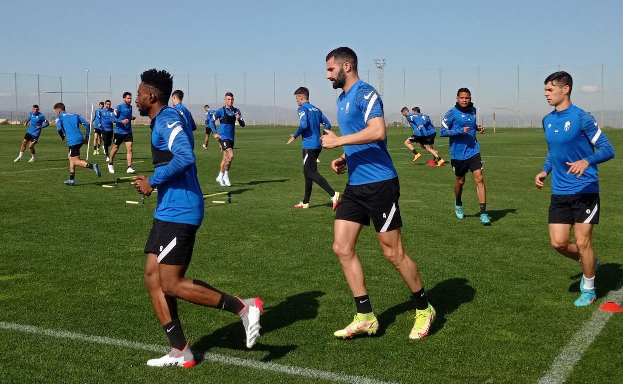 Maxime Gonalons, en el centro, participa en un circuito físico. 