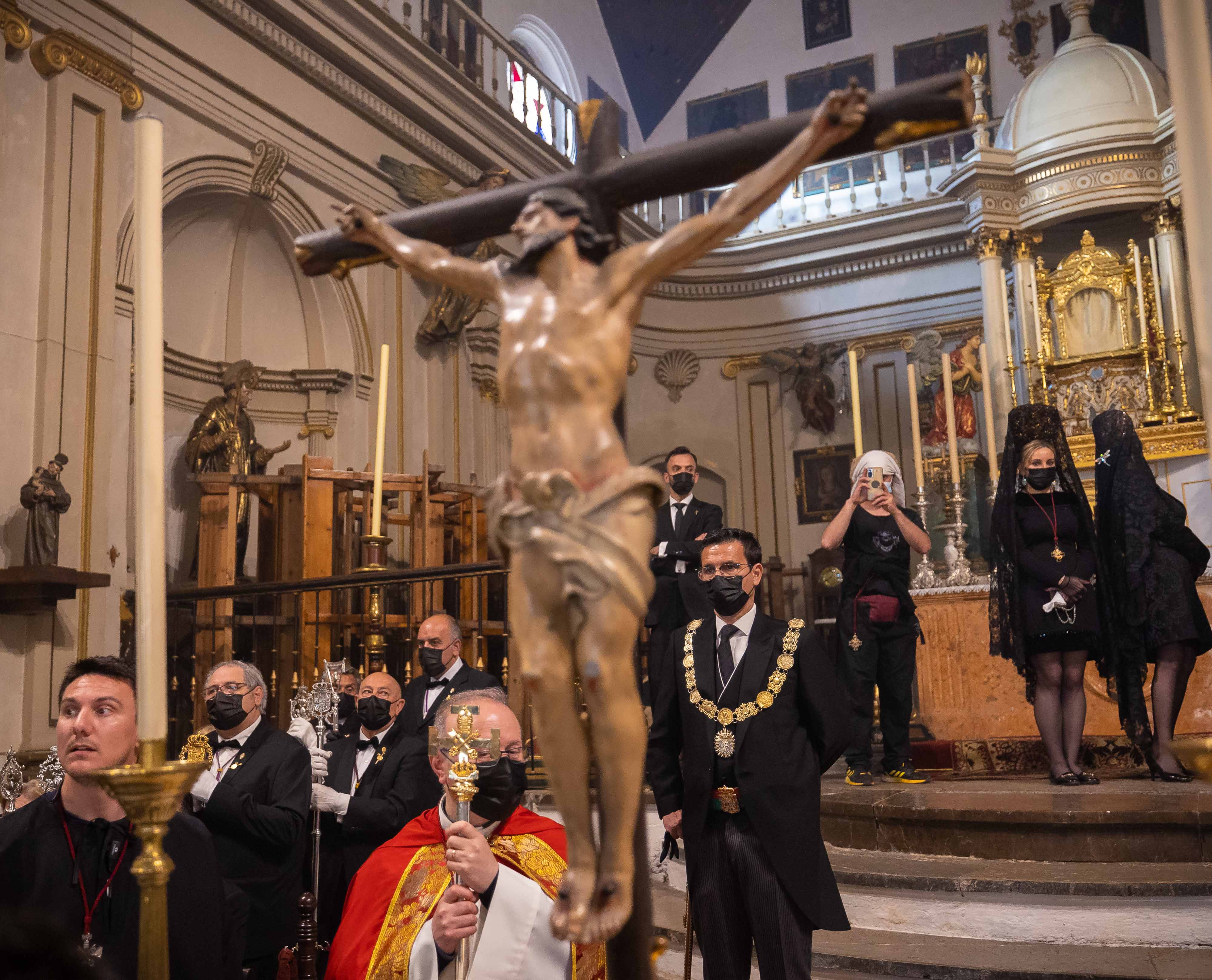 El Santo Entierro pone de luto a Granada