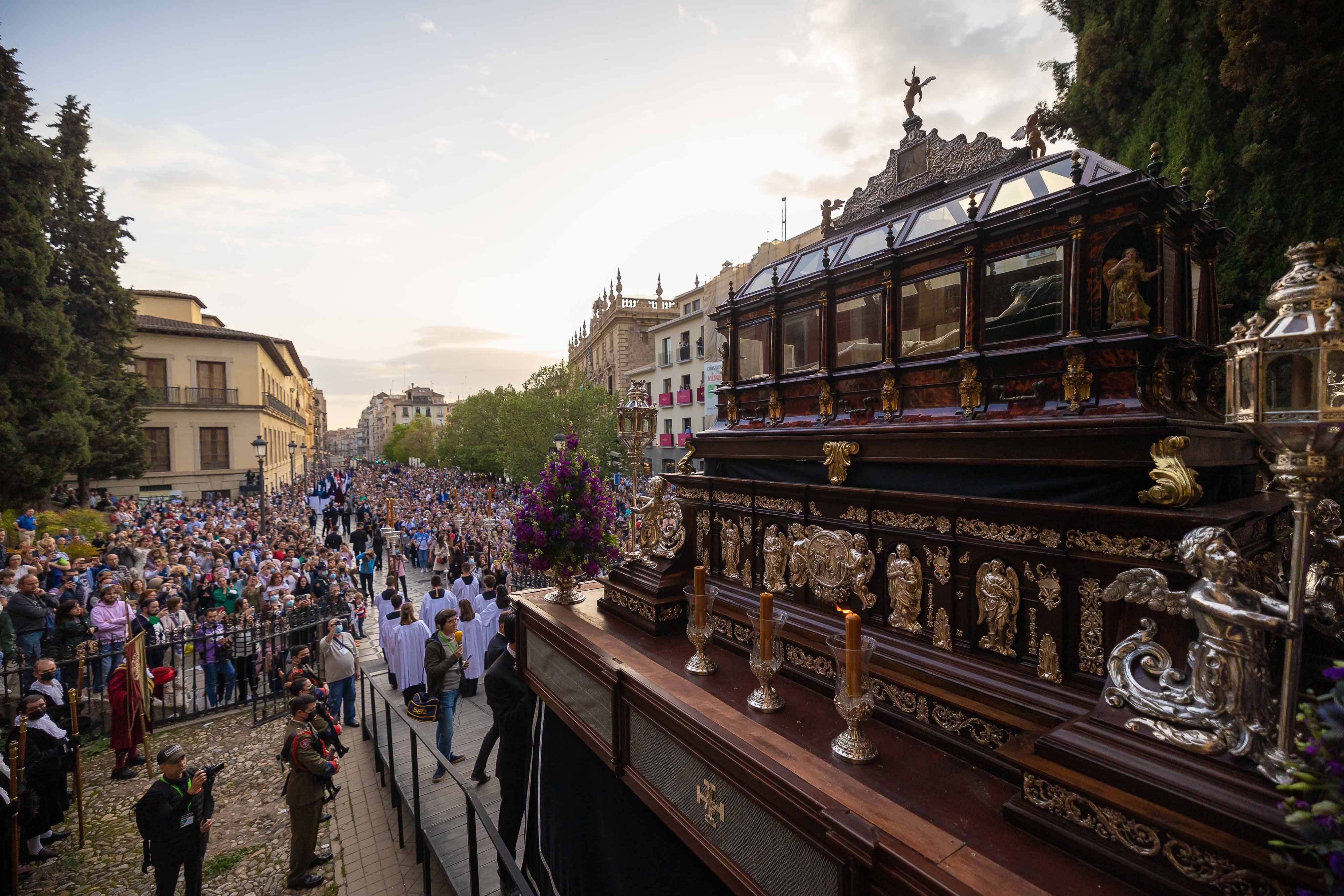 El Santo Entierro pone de luto a Granada