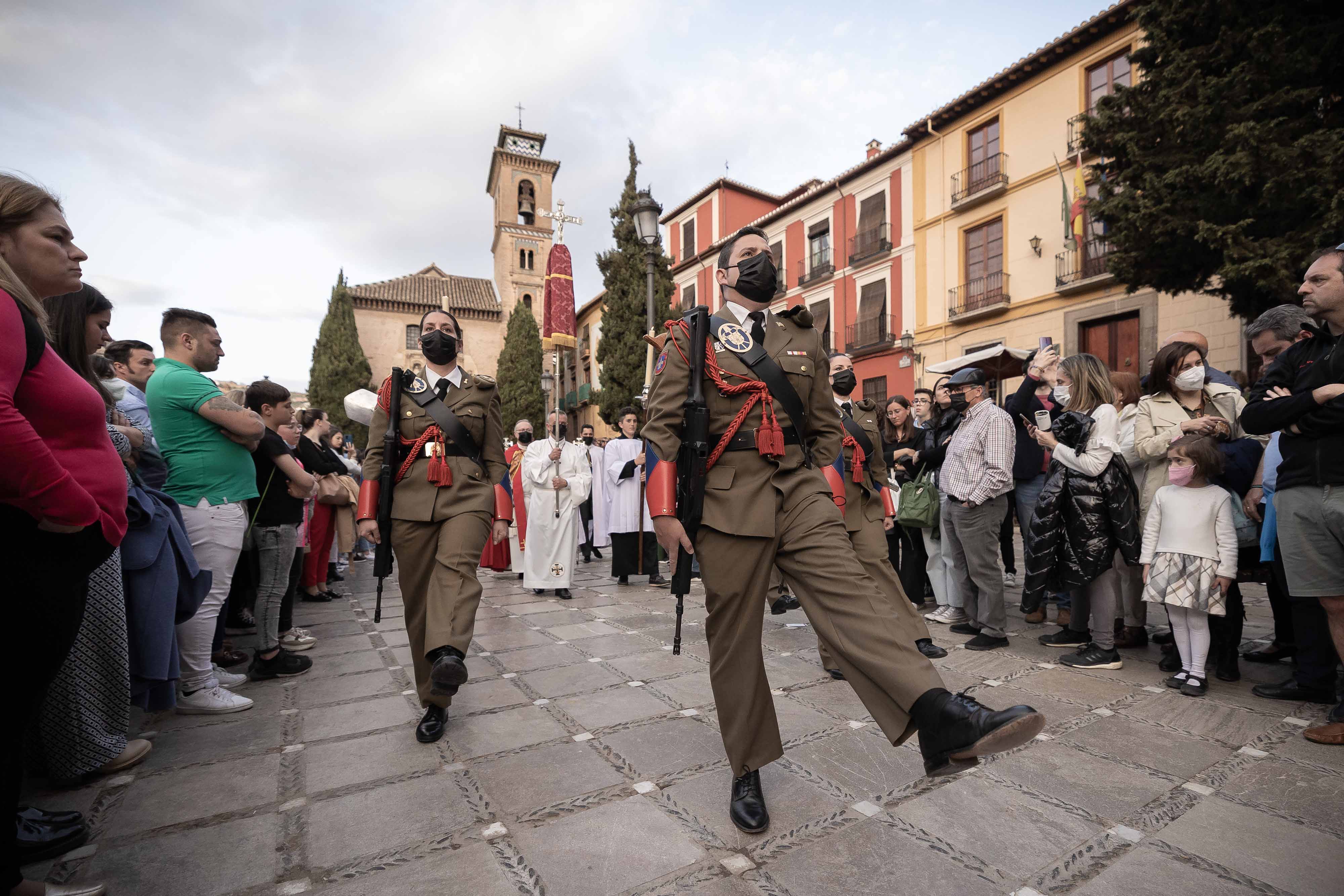 El Santo Entierro pone de luto a Granada